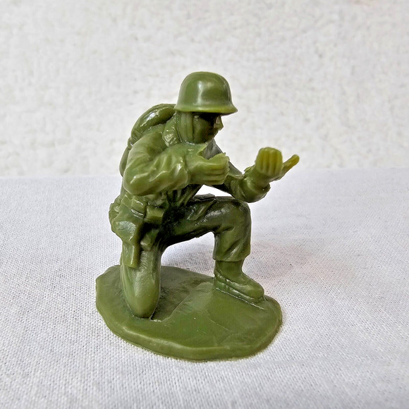 BMC Soldiers Terrain Lot of 40 Tan Green WWII w Fences Terrain from Iwo Jima Set - Picture 10 of 16